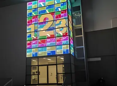 Außenwerbung mit interaktiven Displays